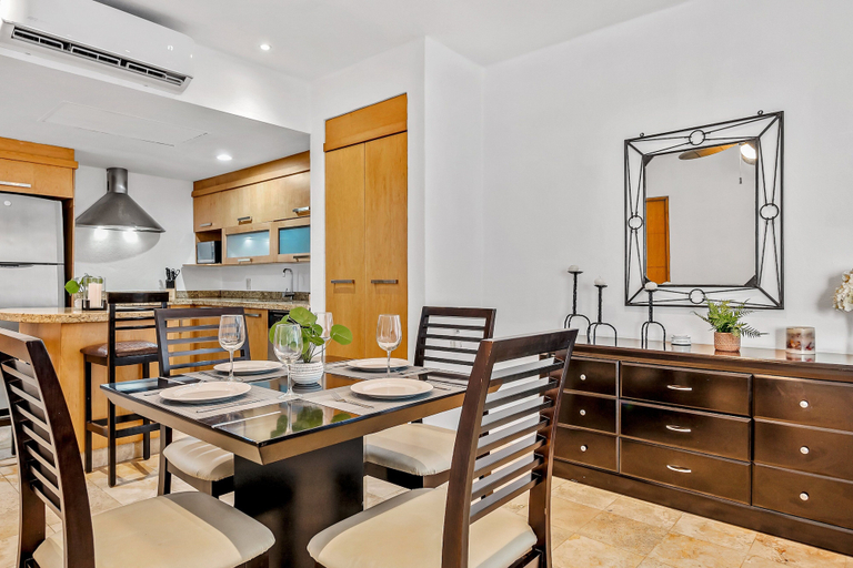 Room 2, Ocean-view Condo With Pools, Roof Deck, Lounge, Private Balcony, & AC, Compostela