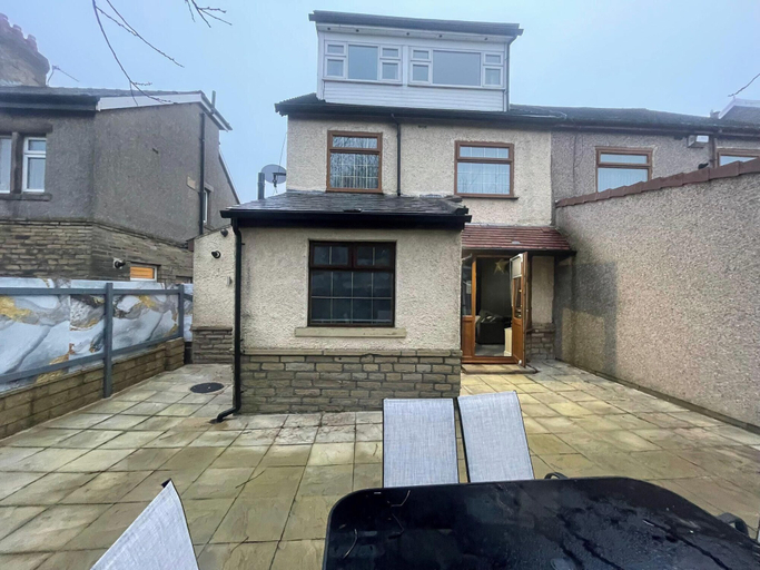 Outdoor dining 2, House Sleeps 9 With Garden and Parking, Bradford