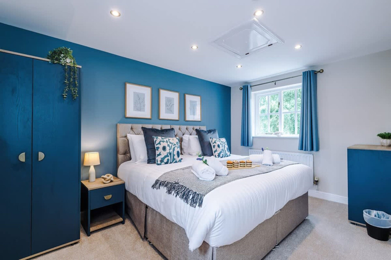 Room 4, NEW Stunning Home Ideal for Groups Free Parking, Cheshire West and Chester