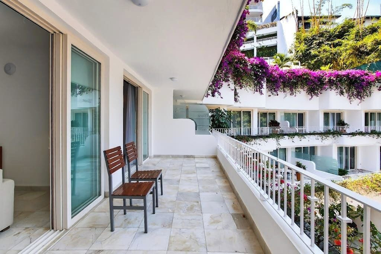 Terrace/patio 2, Modern Hillside Suite With Balcony, City View, Pools, gym & Full Kitchen, Puerto Vallarta