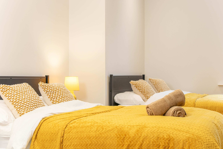 Room 2, Central Leeds Apartment by Station - Sleeps 7, Leeds