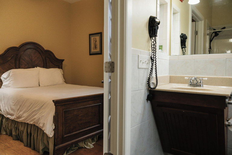 Bedroom 3, Grand Lux Inn, Coffee