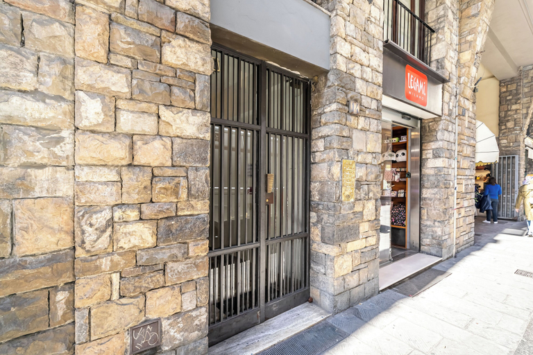 Others 2, Guesthost - Dimora Ponte Vecchio Lovely Apartment, Florence