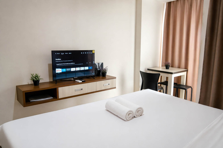 Bedroom 4, 2 Pax Comfy Studio at Tamansari Skylounge Makassar Apartment By Travelio, Makassar