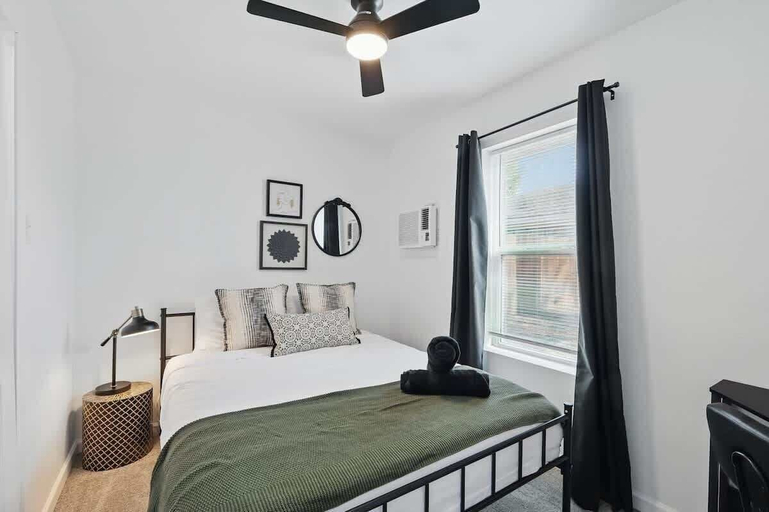 Interior 5, Modern 2BR Unit 3 With Hot Tub, Tarrant