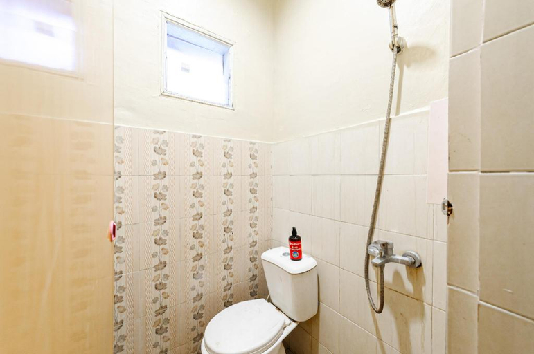 Bathroom 4, RedDoorz Plus near Universitas Sumatera Utara, Medan