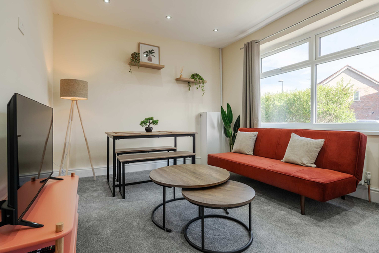 Room 5, 3-bed Manchester Home With Free Parking Sleeps 5, Salford