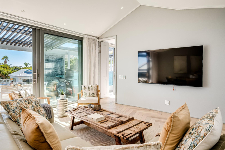 Room 4, 4 Bed Coastal Retreat W Pool Views Llandudno Sands, City of Cape Town