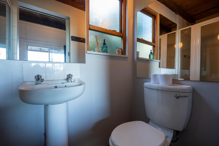 Bathroom 3, A Stone's Throw, Cacadu