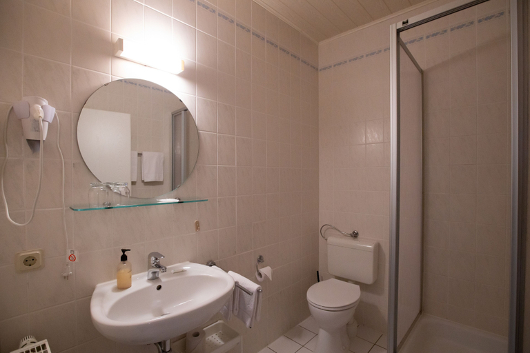 Bathroom 4, Hotel Schlosshof, Mainz-Bingen