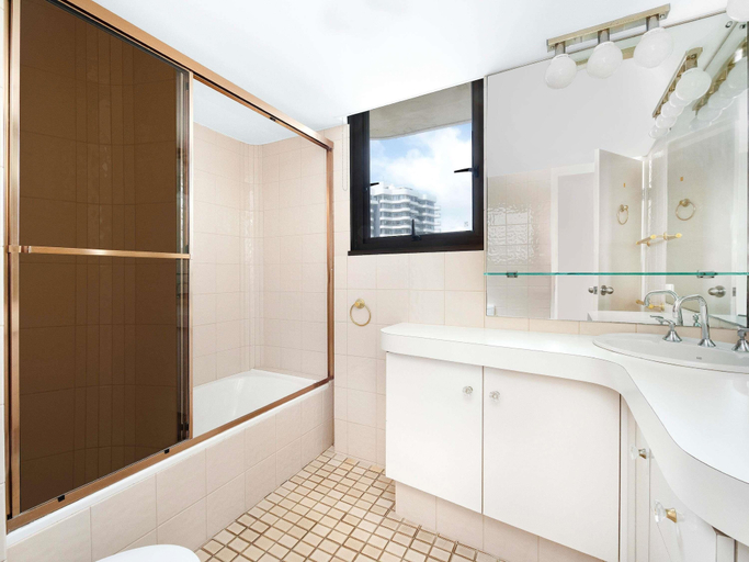 Bathroom 5, Breakfree Acapulco, Gold Coast
