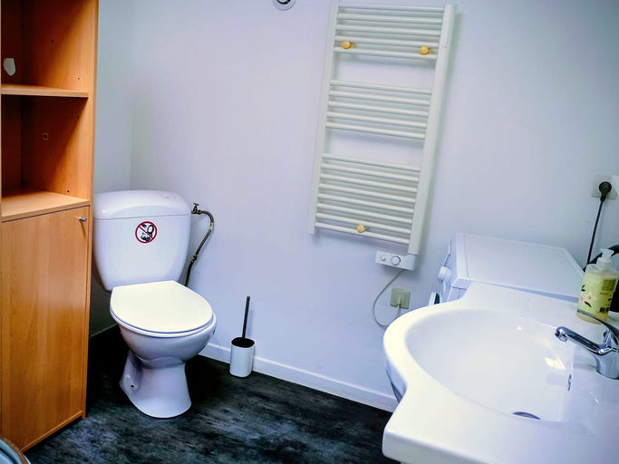 Room 2, Studio Lens SdB Priv e sur le Palier Bollaert, Pas-de-Calais