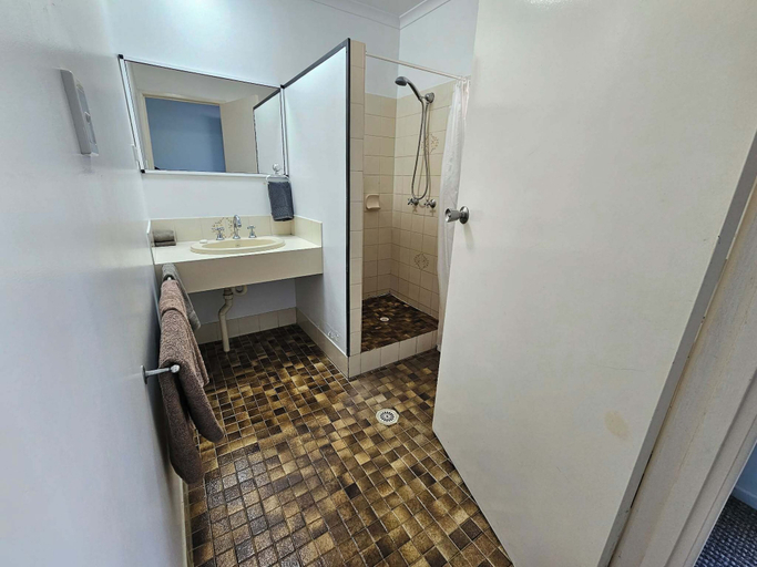 Bathroom 3, Koorawatha Homestead Motel, Miriam Vale