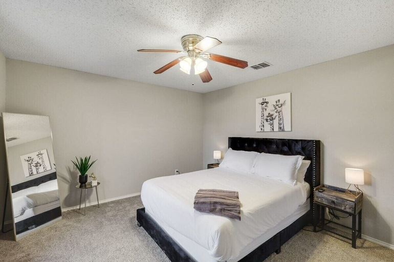 Interior 2, Elite 5BR Home With Game Room, Hot Tub, & Sauna, Tarrant