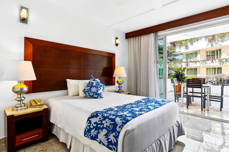 Room 4, Stylish Hillside Suite W/rooftop Pool, gym Access, AC & Family-friendly Layout, Puerto Vallarta