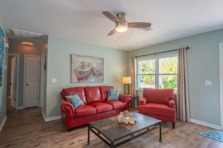 Room 2, Tropical Mango Grove Stay Whiskey Creek Area, Lee