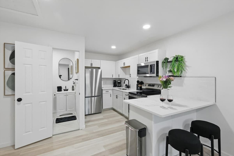 Interior 2, Modern 2BR Unit With Hot Tub, Tarrant