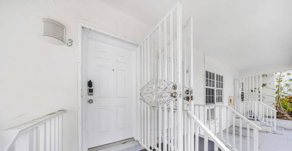 Front of property, Charming Studio Steps to the Ocean, Miami-Dade