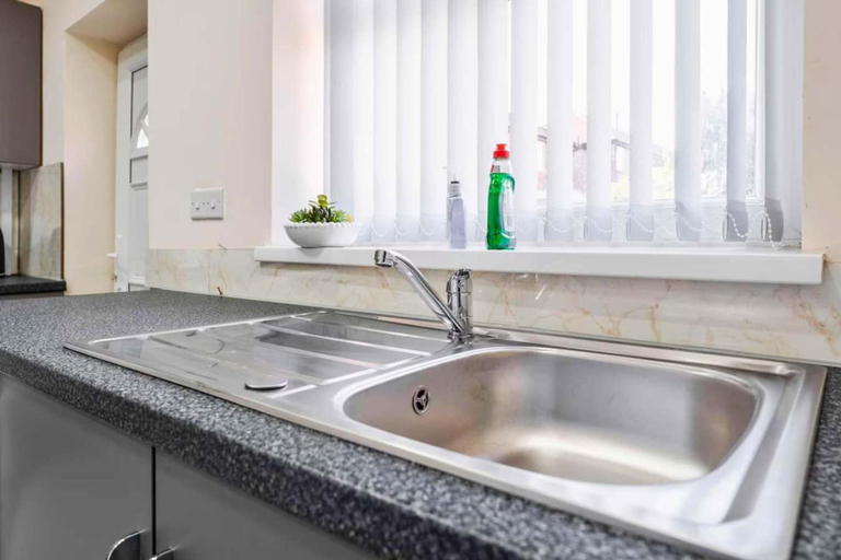 Room 2, Modern 3BR Manchester Stay With Parking Wifi, Salford