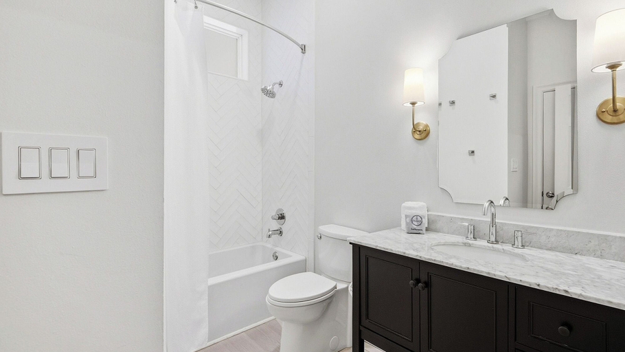 Bathroom 2, Seagrove Gulf Front 4BR With Pool & Private Beach + Free Attraction Tickets!, Walton