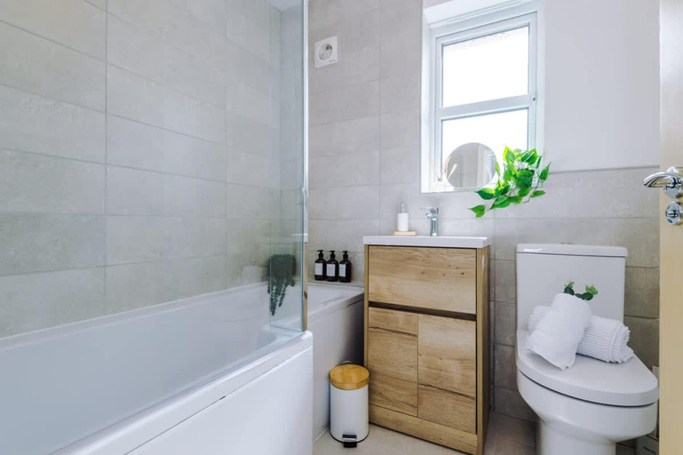 Room 3, New Stunning Flat Perfect for Business Sleeps 3, Cheshire East