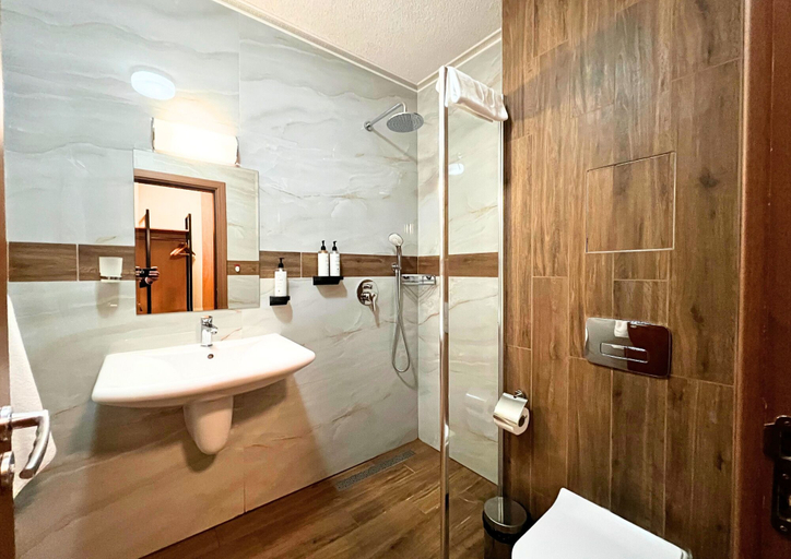 Bathroom 5, St. George Ski & Holiday, Bansko