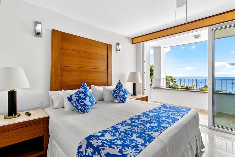 Room 2, Luxury Hillside Suite With Infinity Pool, Ocean Views, hot tub & Terrace Seating, Puerto Vallarta