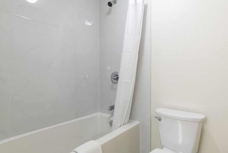 Bathroom 4, Super 8 By Wyndham Golden, Columbia-Shuswap
