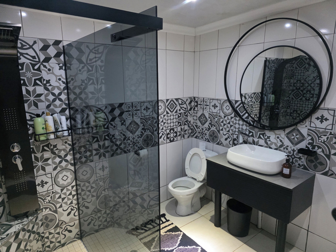Bathroom 4, Waterfront Guest House, Bojanala
