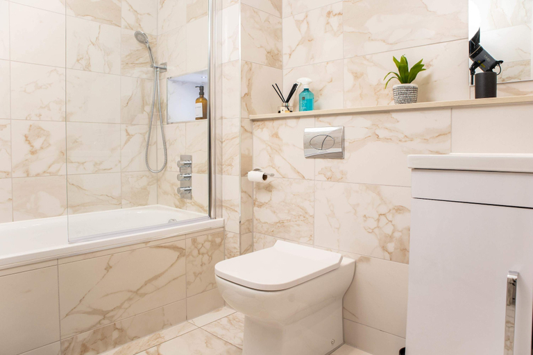 Room 5, Central Leeds Apartment by Station - Sleeps 7, Leeds