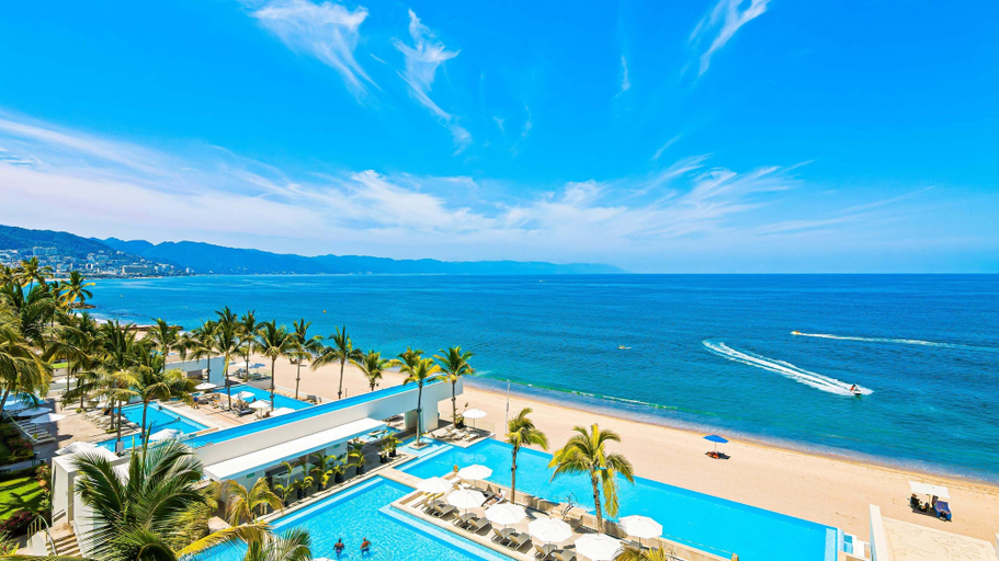 Beach 5, Bright Oceanfront Condo With Balcony, Rooftop Pool & Near Malecon Boardwalk, Puerto Vallarta
