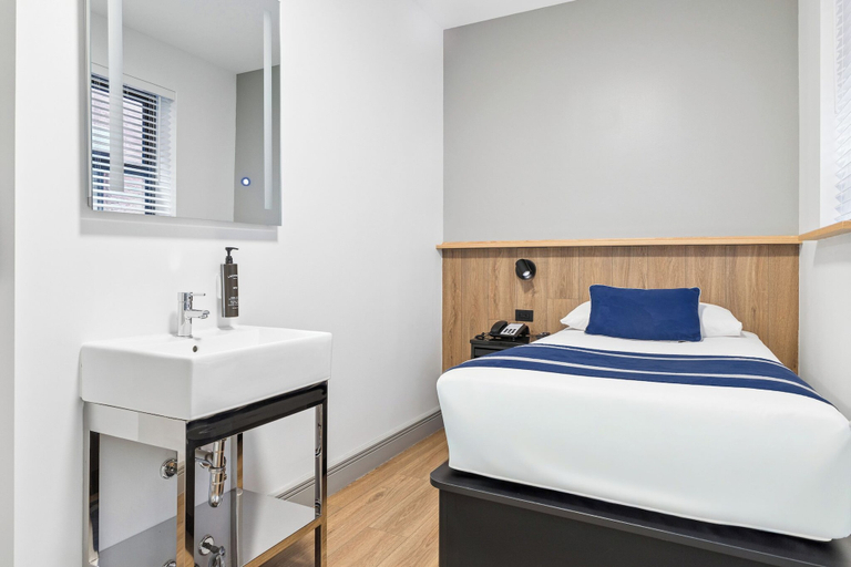 Bedroom 4, Americana Inn, New York
