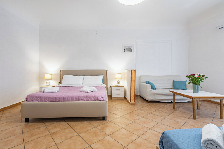Room 2, Guesthost - Piazza Pretoria Roomy Flat With Balconies X8, Palermo