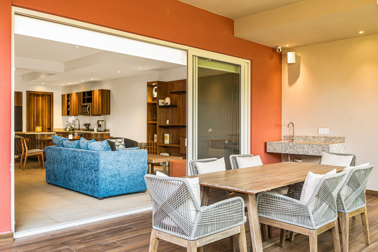 Outdoor dining 4, Peaceful Modern Condo With Rooftop Pool, Washer-dryer and Fitness Room, Compostela