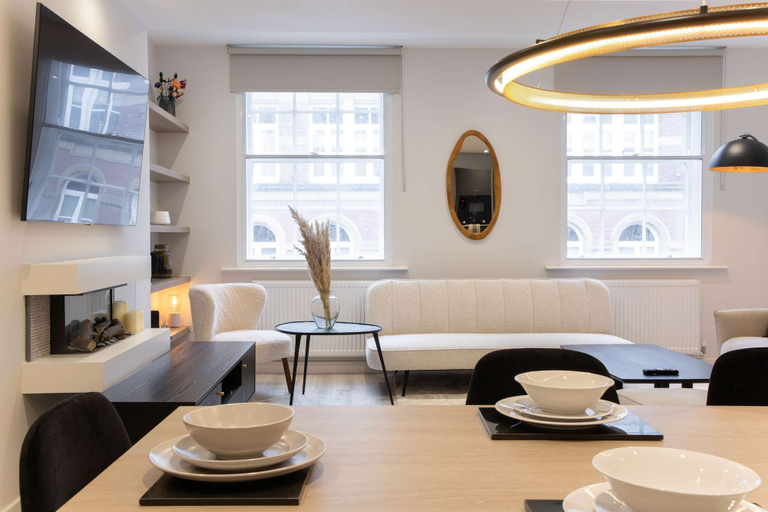 Room 4, Central Leeds Apartment by Station - Sleeps 7, Leeds