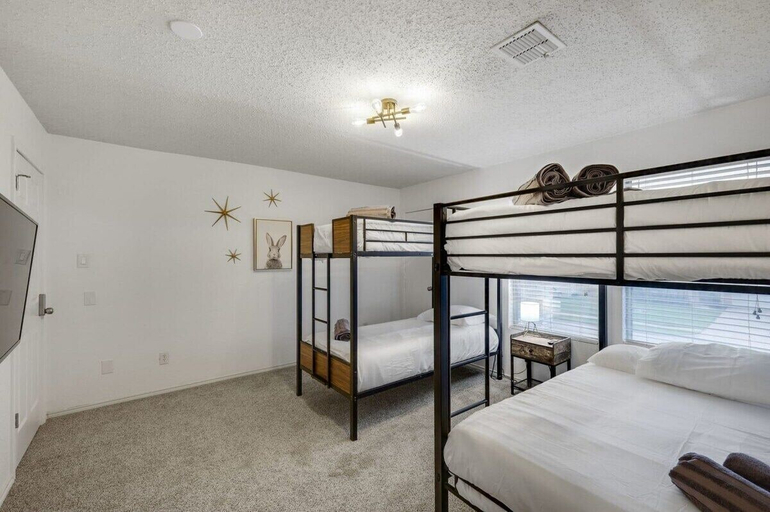 Interior 3, Elite 5BR Home With Game Room, Hot Tub, & Sauna, Tarrant