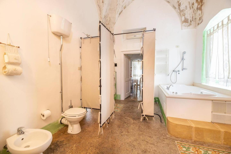 Bathroom 5, Palazzo Briganti, Lecce
