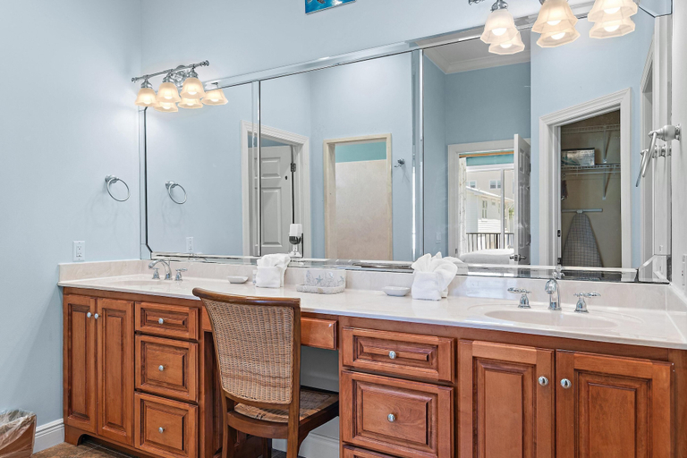Bathroom 4, Seas the Day, Walton