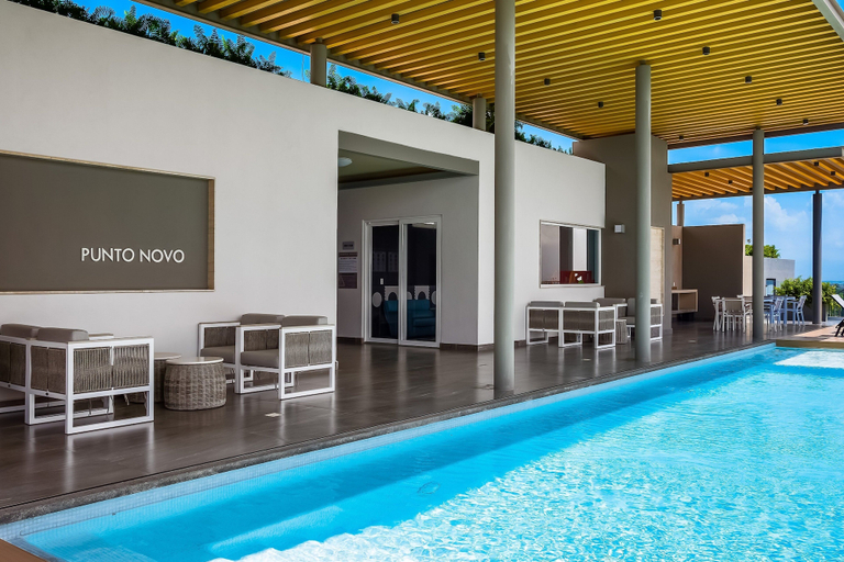 Pool 4, 5th-floor apt Near the Ocean With Infinity Rooftop Pool, Balcony, Washer/dryer, Compostela