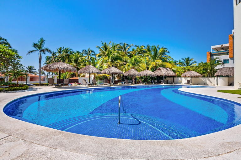 Sport & Beauty 5, Nitta Condo # 103 Stylish Condo Near the Beach With Ocean Views, On-site Pool, Compostela