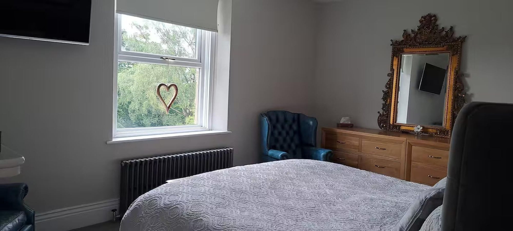 Room 2, House Sleeps 12 With Parking and Garden, Gateshead