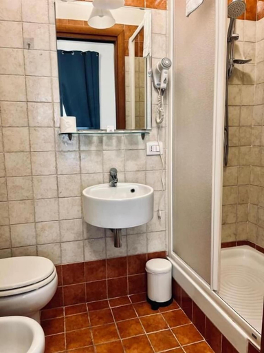 Bathroom 4, Residence Mastrangelo, Napoli