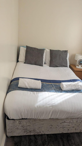 Room 5, 3 bed House Upto 6 Adults, Thurrock