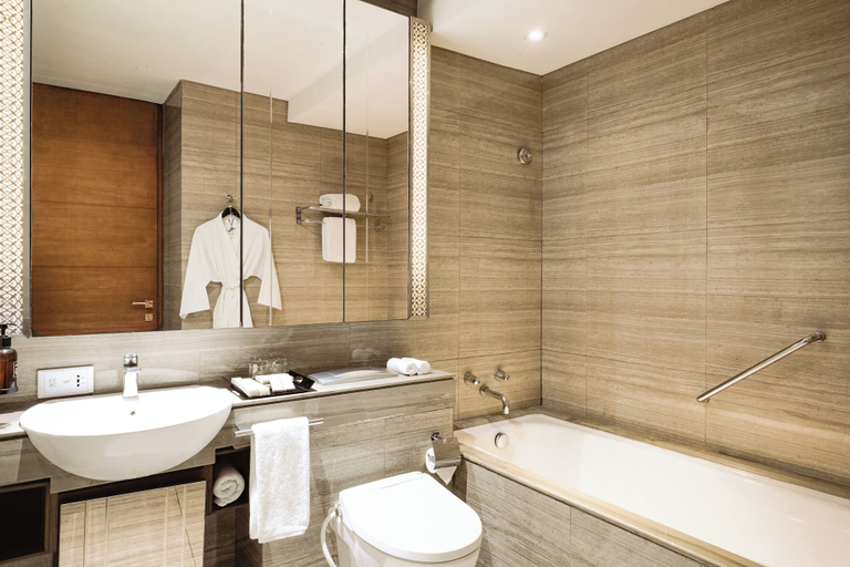 Ascott Waterplace Surabaya - Bathroom