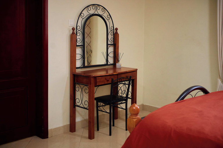 Room 5, Willows Court, Accra