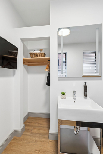 Bathroom 5, Americana Inn, New York