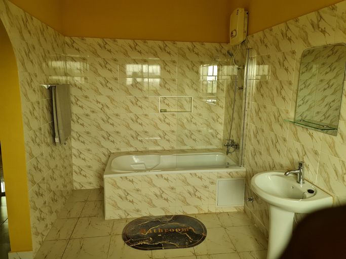 Bathroom, The Charways Lodge, Ga West