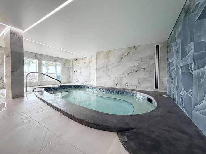 Sport & Beauty 5, The Summit 818, Bay