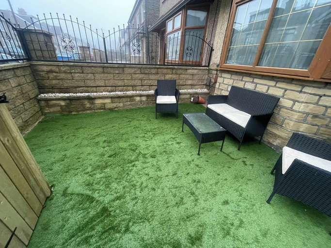 Terrace/patio 4, House Sleeps 9 With Garden and Parking, Bradford