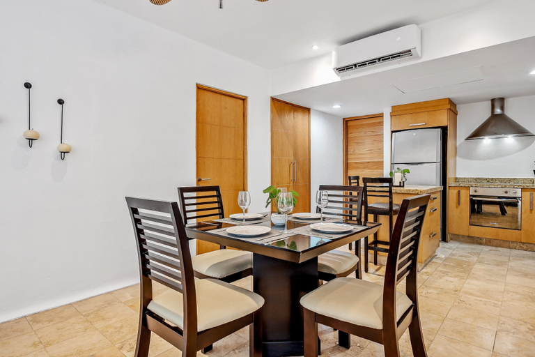 Room 3, Ocean-view Condo With Pools, Roof Deck, Lounge, Private Balcony, & AC, Compostela